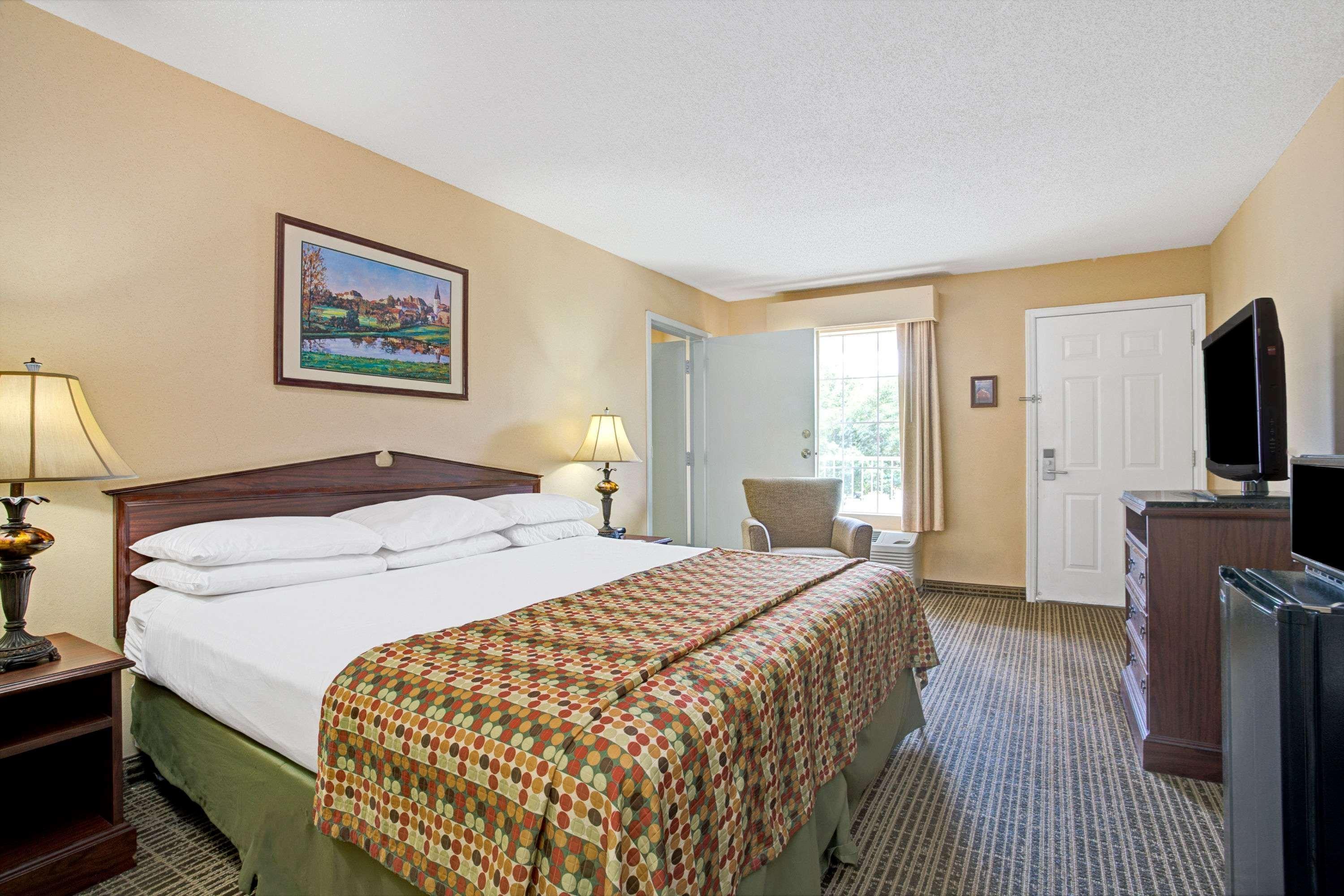 Baymont By Wyndham Smithfield Hotel Exterior foto